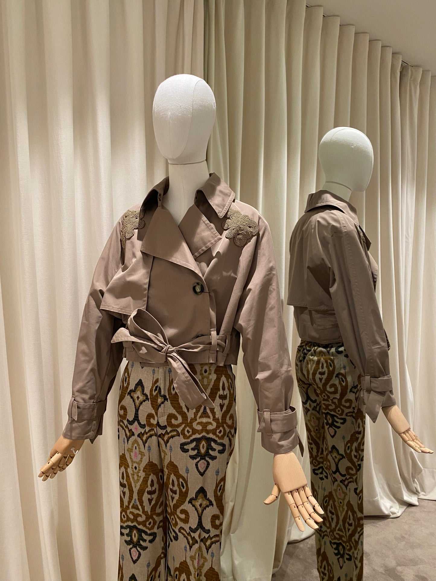 Bazar Deluxe Chaqueta trench corta