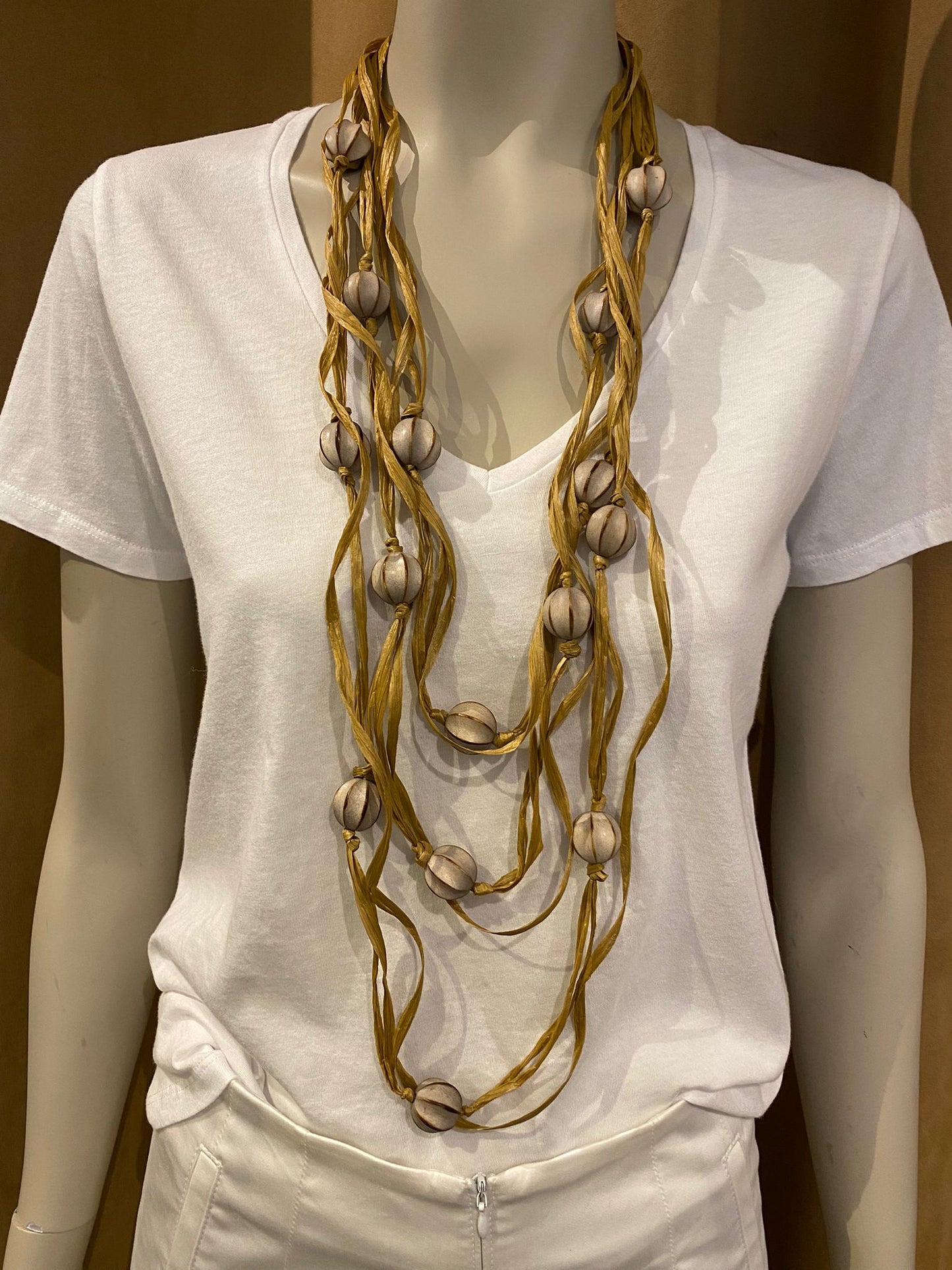 Collar rafia y bolas madera - The Class Room